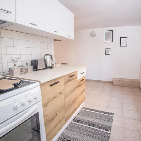 2bd In Heart Of Top Location