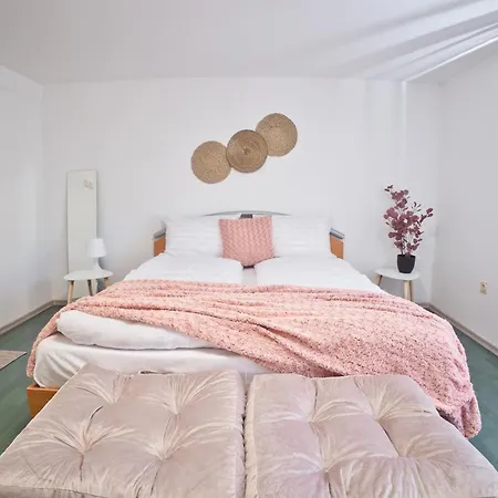 2bd In Heart Of Top Location