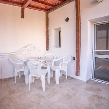 2bd In Heart Of Top Location