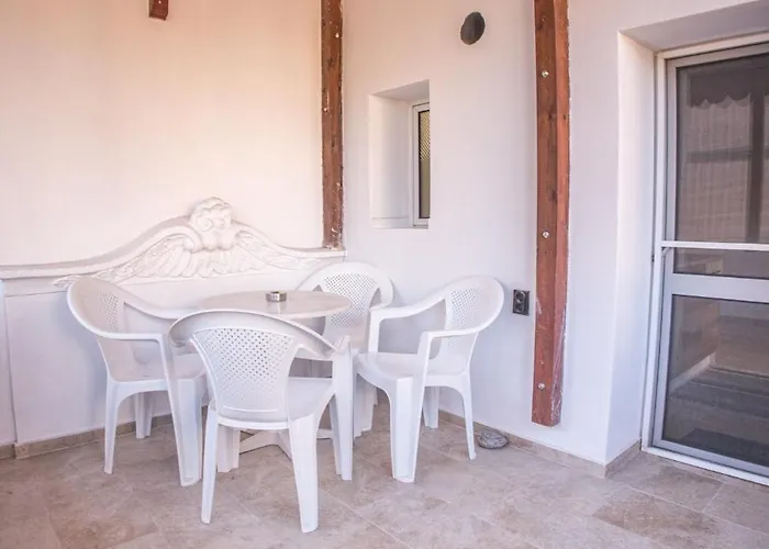 2bd In Heart Of Top Location