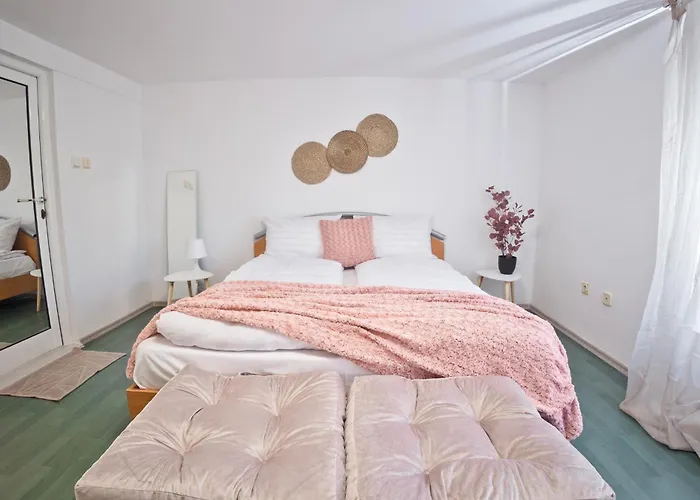 2bd In Heart Of Top Location